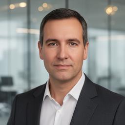 CTO eines Wiener FinTech-Unternehmens in einem modernen Meetingraum mit Glaswand und Laptop