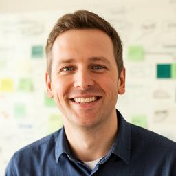 SaaS-Founder in einem hellen Workshopraum mit Whiteboard und Post-its